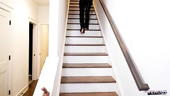 Tätowierte Tgirl masturbiert mit fettem Arsch solo