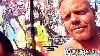 Milf alemã morena com tatuagem mexe a bunda grande ao ar livre