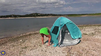 Milf voyeur Beth se branle la chatte poilue à la plage