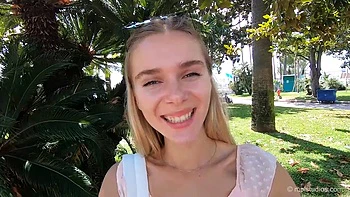 Adolescente delgada Karissa Diamond se toca