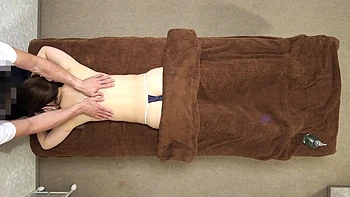 Adolescente asiatique Angel tentée et baisée en casting POV