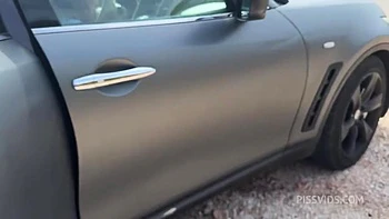 Fetiche de xixi: bebe e molha jeans duas vezes