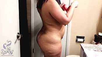 Зрелая пухлая красотка демонстрирует огромную задницу и сиськи