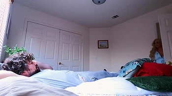 Madrastra rubia coge su gran culo profundo anal