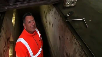 Tätowierte, üppige Milf wird hart im Garage-Sex mit großen Titten und Arsch gefickt