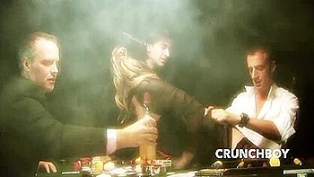 Salope gothique aux gros seins baisée anal et crémpie par ses potes