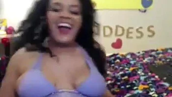 Gorda caliente se masturba con su consolador