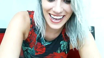 Chica sola se masturba fuerte