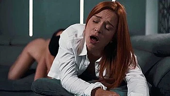 Lesbische Domina Amirah fickt Sklavin Clemence