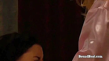 Europäische brünette Herrin beim BDSM-Bad Fetisch