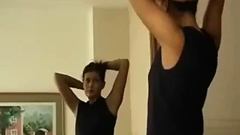 Девка сосет и доит член с кончей