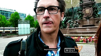 Молодая немка ебется с большим членом и кончает на жопу