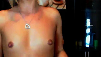 Blonde Amateurin CndySsh wird mit Öl verwöhnt