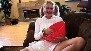 Trío rubio adolescente se desnuda y folla duro