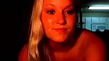 Блондинка дрочит перед вебкой