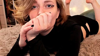 Brunette peituda chupando e se masturbando