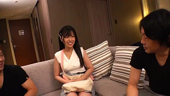 Asiatische Tussi lutscht dicken Schwanz bei Chaturbate