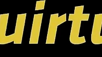 Victoria et Abby jouent avec du pipi oral lesbien mouillé