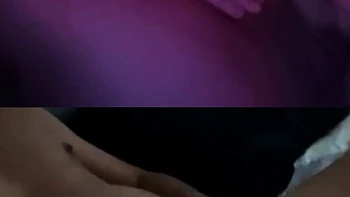 Teen wichst mit Dildo vor der Webcam