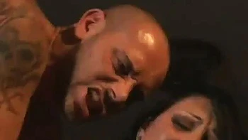 Italienische Tittenbombe fickt Doggy und Cowgirl