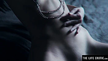 Masturbación follando con las piernas arriba