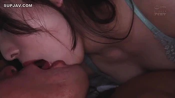 Sexy asiatisches Teen in Dessous küsst und fickt sinnlich