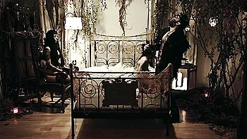 Verrücktes Girl bekommt harten Analfick zu Halloween