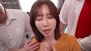 Gangbang crémeux sans fin avec Minami Kojima