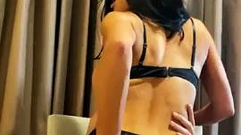 Одри отсасывает член и скачет наездницей