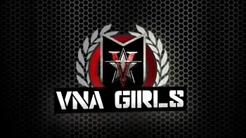 MILF latina Katie e Charlee Chase lambem e fode a buceta