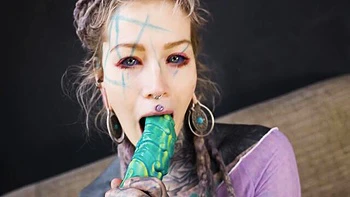 Tattooed hippie babe Anuskatzz gets sloppy anal fucked