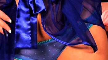 Big boob brunette masturbates on webcam