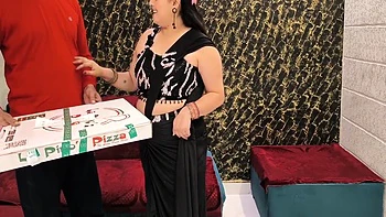 Pizza Delivery Guy Fuck For Free Pizza - Indian Lady